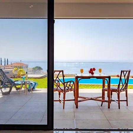 Sleeps 6 With Pool Air Con And Wifi