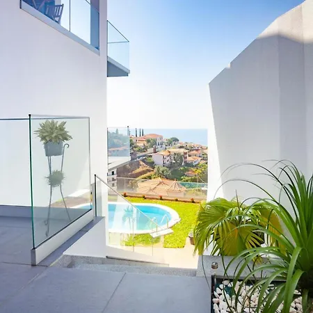 Sleeps 6 With Pool Air Con And Wifi